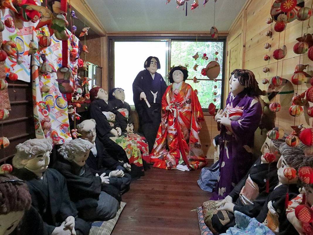 Bu köye gelenler gözlerine inanamıyor: Tüyler ürperten manzara! Hepsi yetişkin insan boyutlarında 39